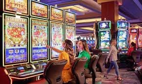 Antarmuka permainan Slot Games dengan tombol taruhan dan putar di layar